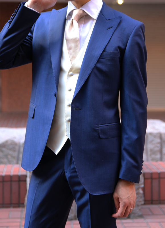 結婚式用にオーダースーツ。素敵なアイデアです。